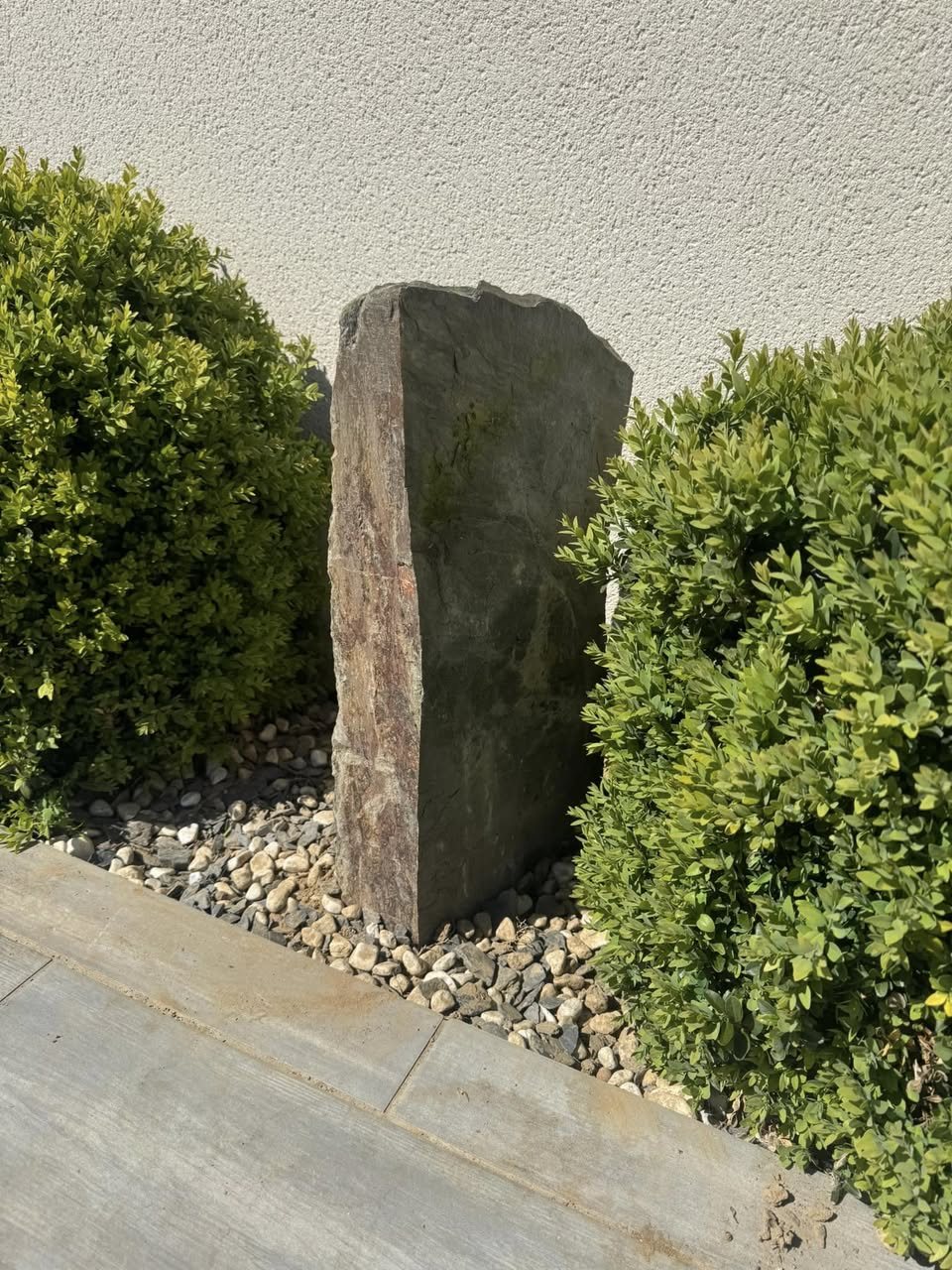 Menhir en ardoise dressé lors d'une intervention géobiologique complète par Sébastien Gossart