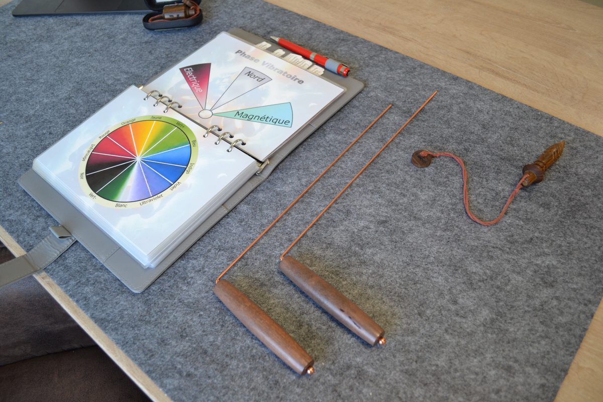 Outils de géobiologie de Sébastien Gossart : baguettes en cuivre, pendule et tableau vibratoire