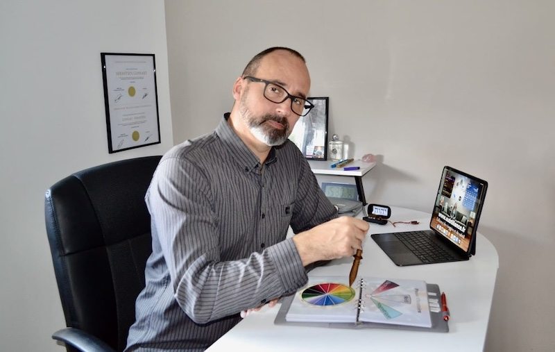 Sébastien Gossart, magnétiseur et géobiologue à Canéjan, dans son cabinet